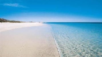 Playa en los alrededores y playa de arena blanca