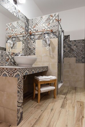 Douche, douche à « effet pluie », sèche-cheveux, bidet