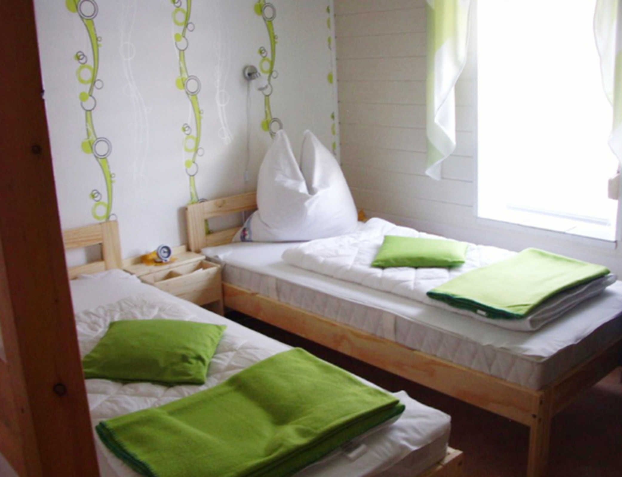 1 quarto, cofres nos quartos, roupa de cama