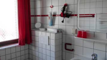 Chuveiro, secador de cabelo, toalhas de banho