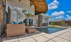 สระว่ายน้ำกลางแจ้ง