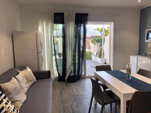 Vila, 2 quartos, para fumantes, vista para o jardim | Sala de estar | TV