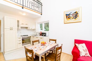 Apartment, 1 Bedroom, Balcony, Garden View | Interior