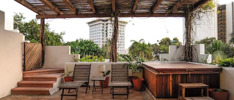 Leilighet, 2 soverom, privat basseng, byutsikt | Terrasse/patio