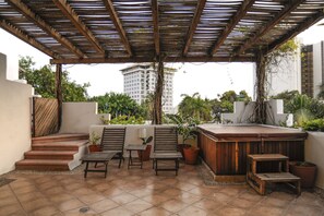 Appartement, 2 chambres, piscine privée, vue ville | Terrasse/Patio