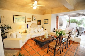 Apartment, 2 Bedrooms, Private Pool, City View | Lounge