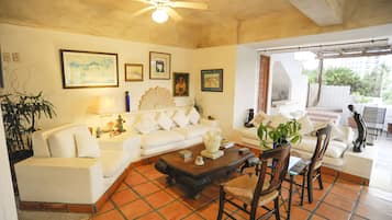Apartment, 2 Bedrooms, Private Pool, City View | Lounge
