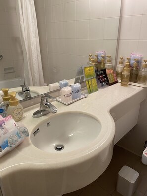 經濟雙人房 | 浴室 | 花灑/浴缸組合、浸缸、免費梳洗用品、風筒