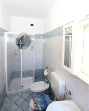 Chambre, 1 chambre, balcon | Salle de bain