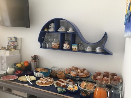 Habitación, 1 habitación, fumadores, balcón | Comedor. Room in B&B - Triple Room in B&b - a Stone's Throw From the sea