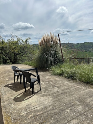 Outdoor dining - Agriturismo Al Brich Apartment Fiordaliso (Albaretto della Torre)