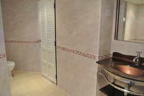 Condo, 1 phòng ngủ | Phòng tắm