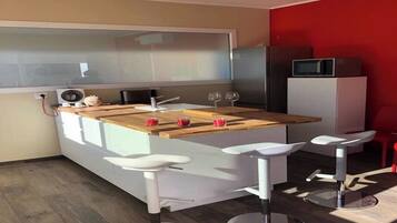 Villa, 2 Bedrooms, Smoking, Garden View | Dining