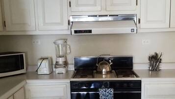 Rumah, 2 kamar tidur, microwave | Dapur pribadi | Lemari es, microwave, kompor, dan mesin pembuat kopi/teh