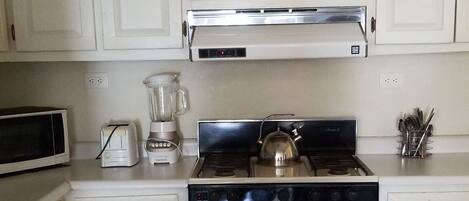 House, 2 Bedrooms, Microwave | Private kitchen | Fridge, microwave, stovetop, coffee/tea maker