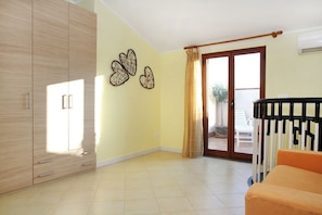 Apartment, 2 Bedrooms, Smoking, Balcony | Living room