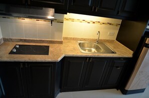 Condo, 1 Bedroom | Private kitchen | Microwave, electric kettle, dining tables - Angket Hip Residence in Jomtien Floor 5 (Pattaya)