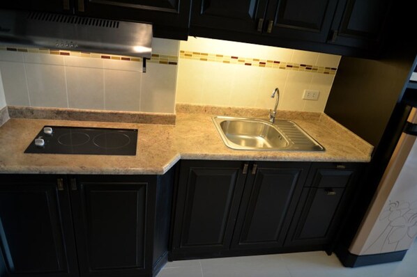 คอนโด, 1 ห้องนอน | ครัวส่วนตัว | ไมโครเวฟ, กาต้มน้ำไฟฟ้า, โต๊ะรับประทานอาหาร