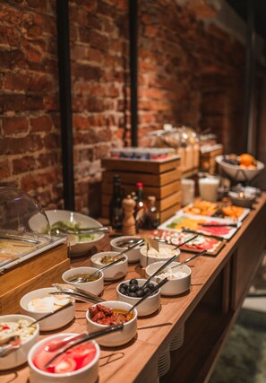 Daily continental breakfast (PLN 60 per person)