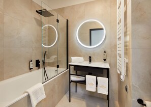 Family Room | Bathroom | Bathtub, hair dryer, towels, soap - Hotel Estera (Kraków)