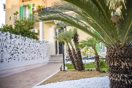 Room, 1 Bedroom, Smoking, Balcony | Garden