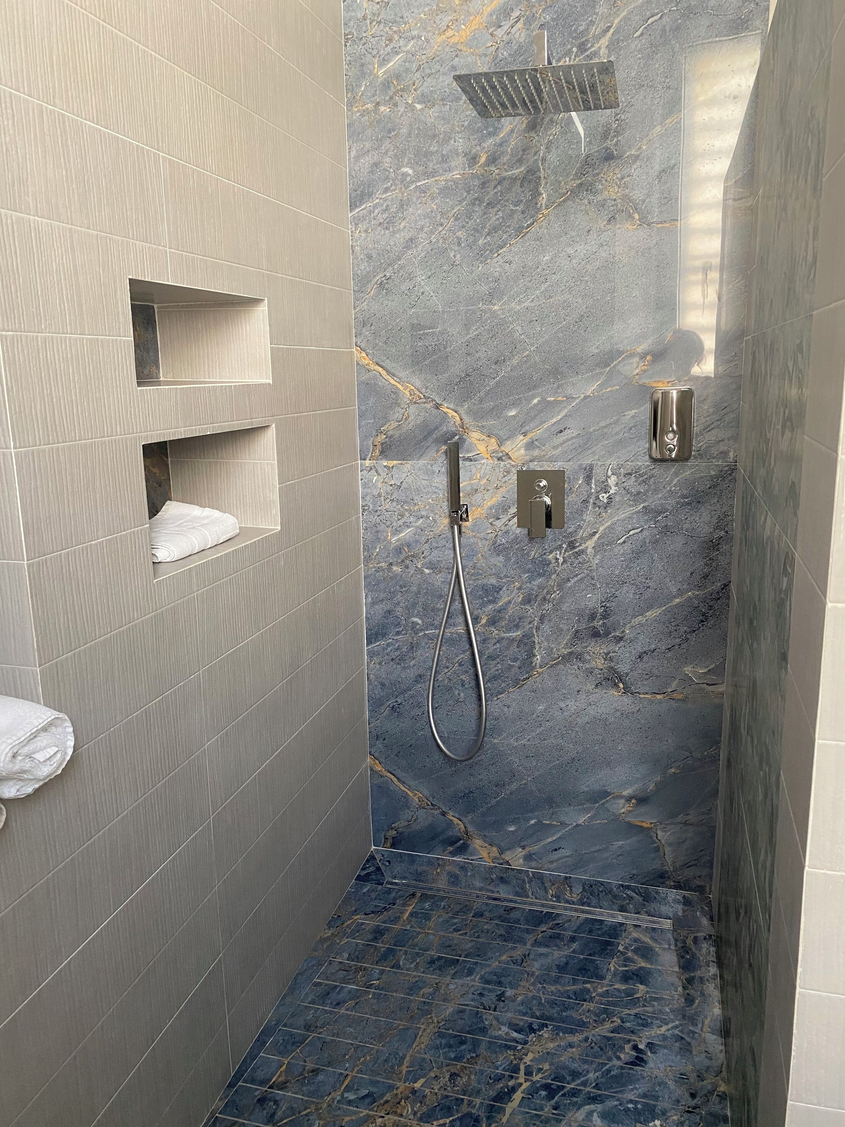 Chambre, 1 chambre, fumeurs, balcon | Douche de la salle de bain