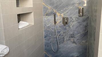 Chambre, 1 chambre, fumeurs, balcon | Douche de la salle de bain