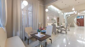 Room, 1 Bedroom, Smoking, Garden View | Dining