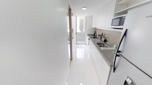 Refrigerador, microondas, tostadora, utensilios de cocina