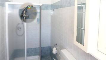 Zimmer, 1 Schlafzimmer, Balkon | Dusche im Bad