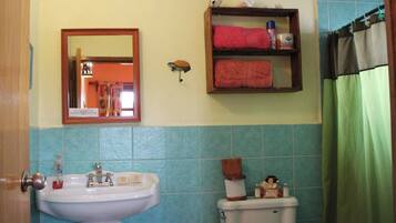 Habitación, 1 habitación, patio | Baño | Amenidades de baño gratuitas y toallas