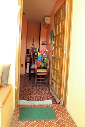 Chambre, 1 chambre, patio | Aire de séjour | Téléviseur