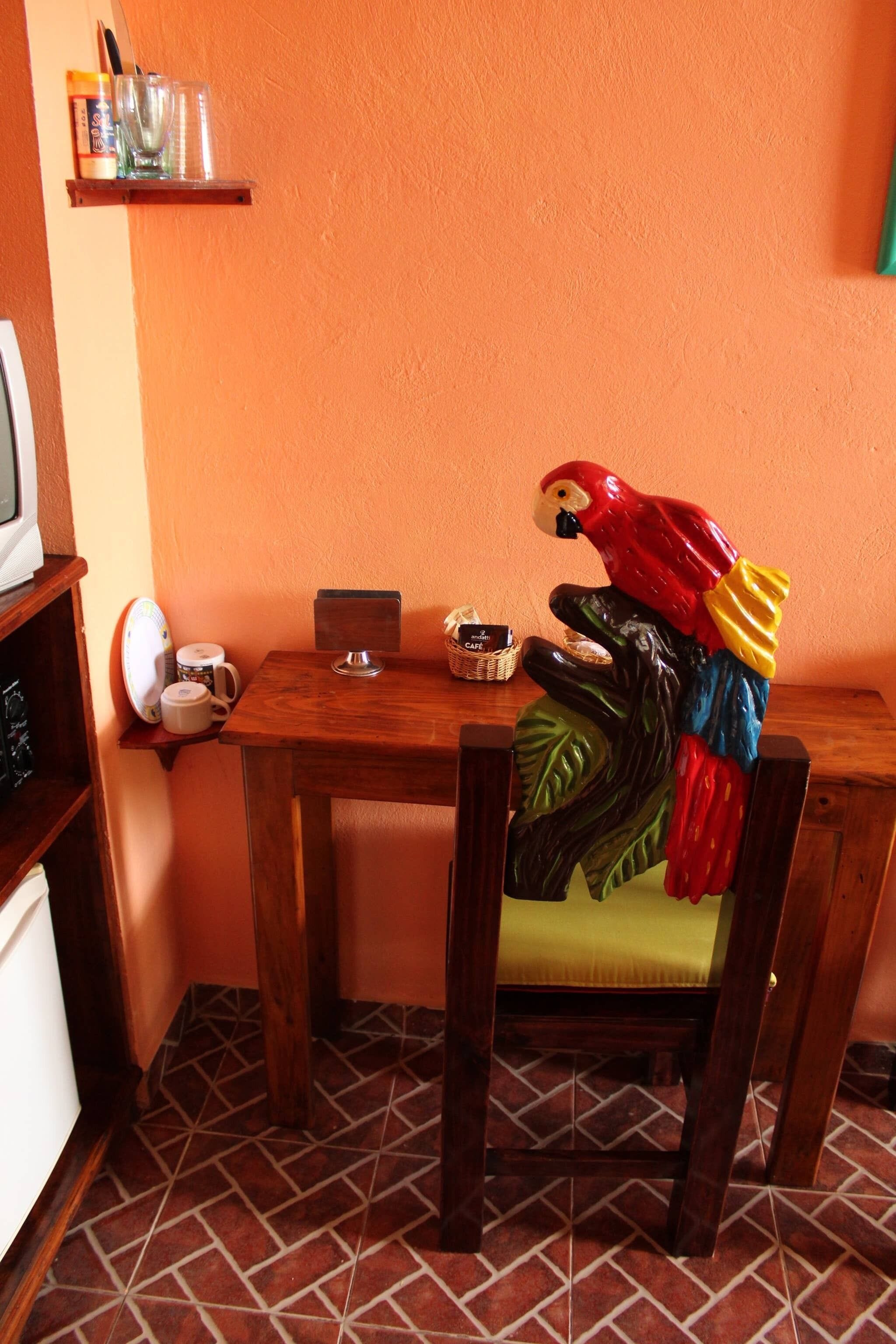 Habitación, 1 habitación, patio | Área de sala de estar | Televisión 