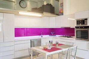 Appartement, 3 chambres, balcon | Cuisine privée | Micro-ondes, plaque de cuisson, cafetière/bouilloire