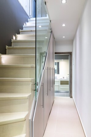 Appartamento, 3 camere da letto, balcone | Bagno | Set di cortesia gratuito, asciugamani, carta igienica