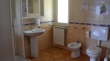 Zimmer, 1 Schlafzimmer, Raucher, Balkon | Badezimmer | Haartrockner
