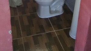 Ein kleines Badezimmer mit Toilette und Waschbecken.