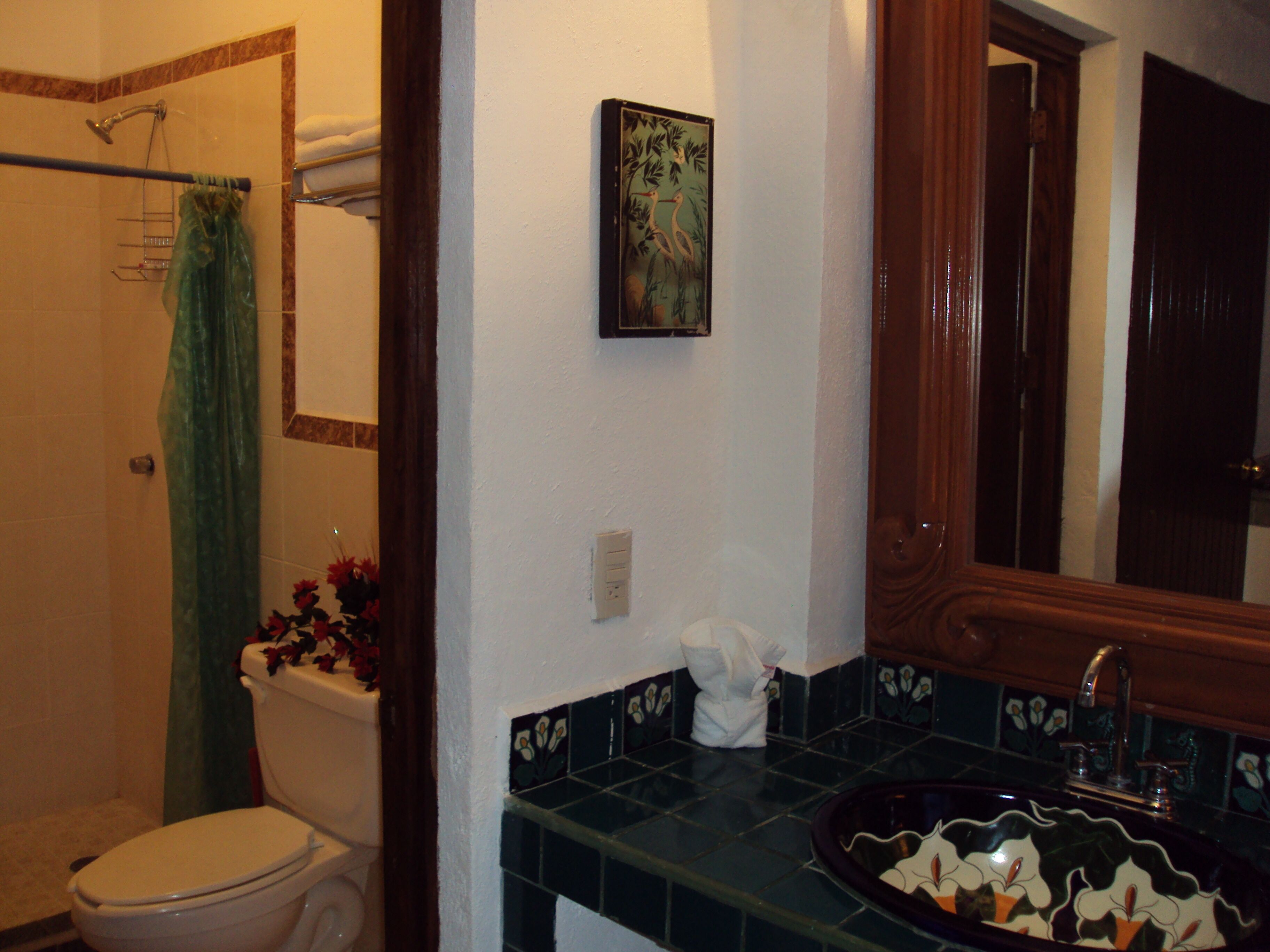 Un baño con inodoro, ducha y lavabo.