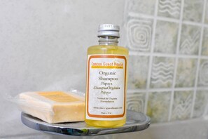 Habitación, 1 habitación, para fumadores, Terraza | Amenidades de baño | Toallas