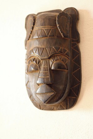 A wooden mask with geometric patterns. - Room-cancun Guest House 2 (Cancun)