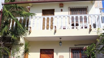 Slaapzaal, 1 slaapkamer, balkon | Ingang accommodatie