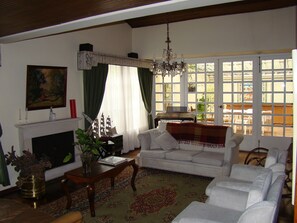 TV, fireplace - The Hostel Bogota Real (Bogotá)