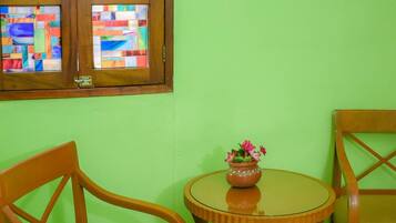 Dormitorio compartido, 1 habitación, patio | Área de sala de estar | Televisión