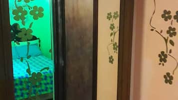 Dormitorio compartido, 1 habitación, patio | 1 habitación y ropa de cama