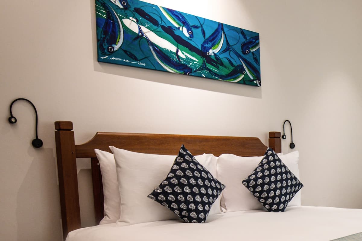 Sengetøy av topp kvalitet, safe på rommet og skrivebord