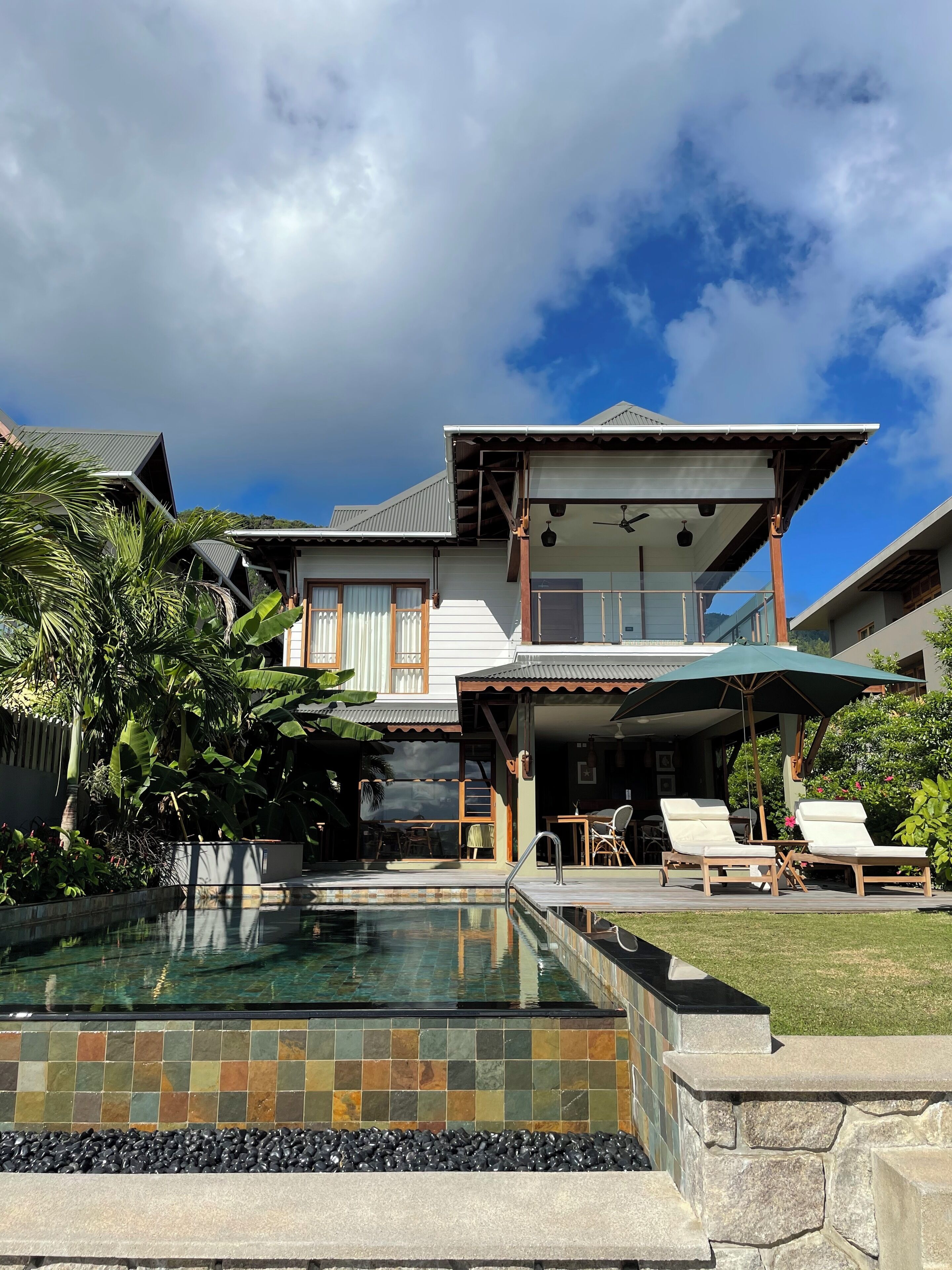 Piscine extérieure, chaises longues