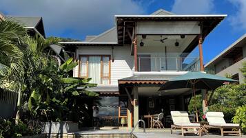 Alberca al aire libre y camastros