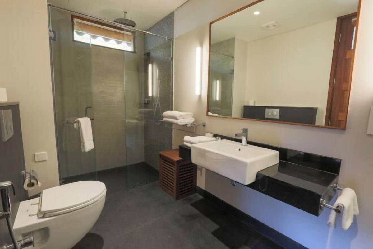 Kostenlose Toilettenartikel, Haartrockner, BademÀntel, Hausschuhe
