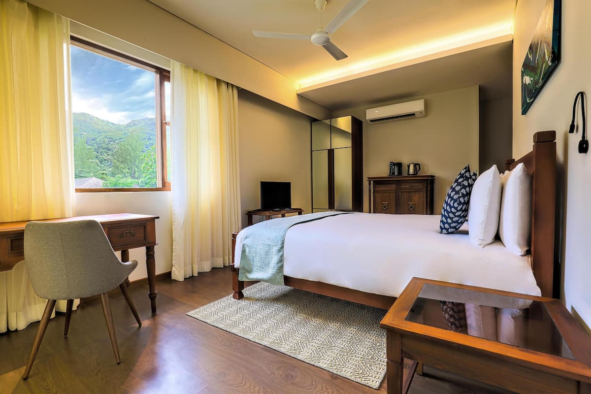 Room, Mountain View (Lodge) | Premium bedding, in-room safe, desk, laptop workspace