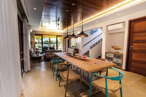 Villa, piscine privée, vue océan | Literie de qualité supérieure, coffres-forts dans les chambres, bureau